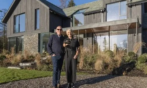 Người phụ nữ kiên trì mua xổ số, bất ngờ trúng độc đắc 6 triệu USD