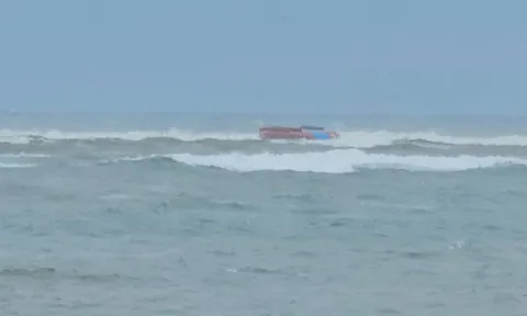 Tàu cá chở 7 người lật ở cửa biển Quảng Trị, 2 ngư dân nhập viện