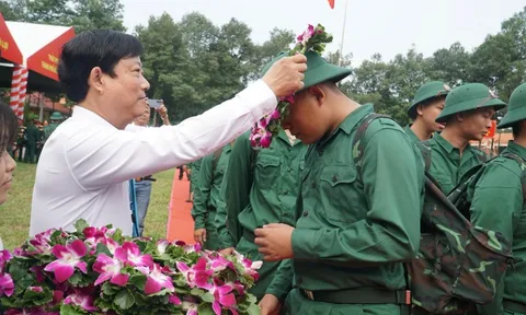TPHCM: Lễ giao, nhận quân trang trọng tại Ban Chỉ huy phòng thủ khu vực 2 - Phú Lợi