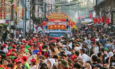 Hàng nghìn người chen kín xem rước kiệu Bà Thiên Hậu ở TPHCM