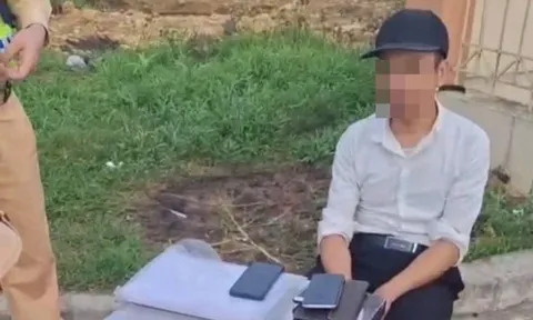 Tài xế quay clip tạo áp lực với CSGT để "lấp liếm" việc không có Giấy phép lái xe