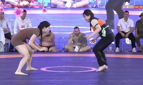 Nữ đô vật bị quấy rối sau trận đấu tại hội vật làng Quậy