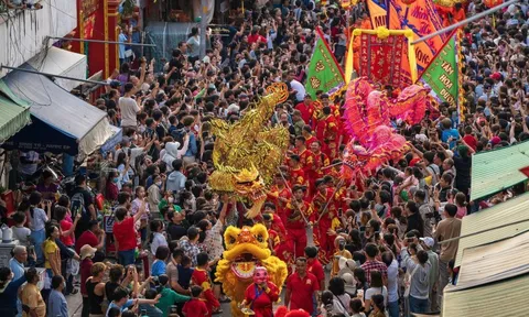 'Biển người' chen chân xem diễu hành Tết Nguyên tiêu tại TP.HCM