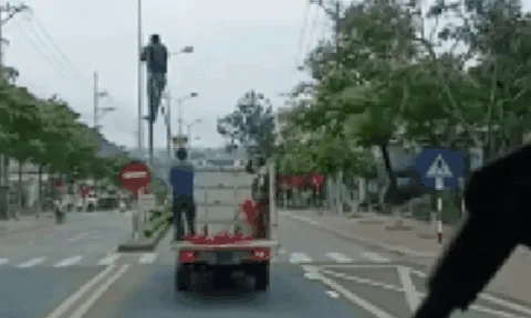 CLIP: Xử lý tài xế xe biển xanh chở người "làm xiếc" trên quốc lộ