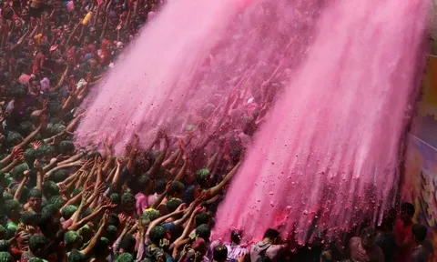 Cảnh cuồng nhiệt tại lễ hội ném màu Ấn Độ