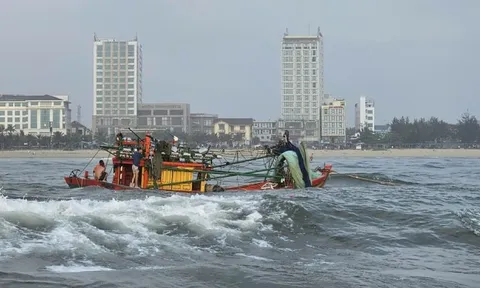 Sóng lớn đánh lật tàu cá chở 5 ngư dân khi đang vào bờ ở Quảng Trị