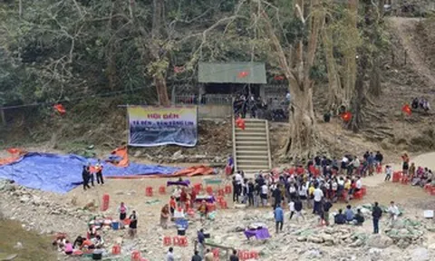 Cả bản giữ khúc suối 1km trước đền thiêng ở Nghệ An, mỗi năm chỉ 'mở' một lần