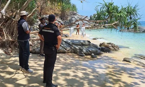 Đuổi du khách khỏa thân tắm nắng trên bãi biển ở Thái Lan