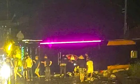 Gia Lai: Xe khách chở 10 người bị lật trên quốc lộ