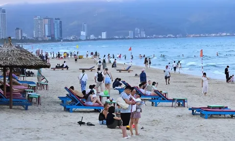 Dẹp vấn nạn lấn chiếm ở bãi biển đông khách Tây nhất Đà Nẵng