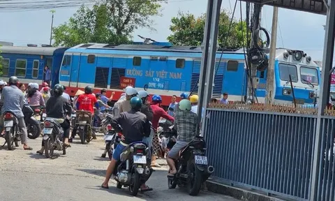 Cục CSGT lên tiếng về clip "ma che mắt" loạt tài xế vượt đường ray tàu hỏa khi chuông báo