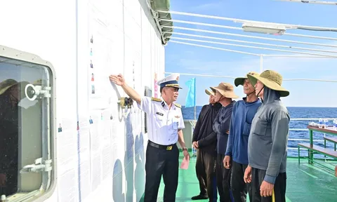 Vượt sóng đưa lá phiếu đến cử tri giữa trùng khơi