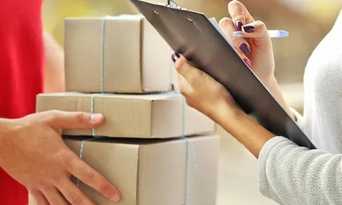 Giao hàng tiết kiệm, Viettel Post và Vietnam Post đồng loạt áp dụng phụ phí xăng dầu