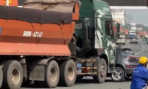 Xe bồn đẩy ô tô biển vàng ngay vòng xoay trên Quốc lộ 13