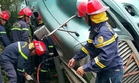 Giải cứu tài xế mắc kẹt trong cabin xe sau tai nạn trên cao tốc ở Đà Nẵng