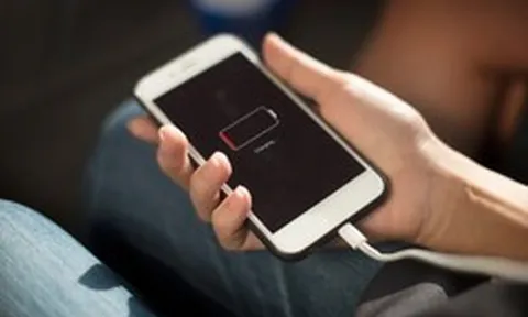 Vì sao pin điện thoại nhanh hết trong tình huống khẩn cấp?