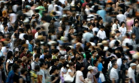 Vì sao một số người Nhật Bản cố tình va vào người lạ giữa phố đông?