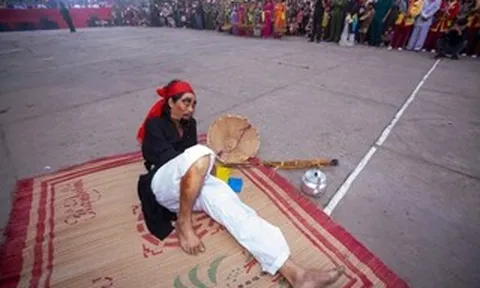 4 giờ sáng, cả làng í ới gọi nhau ra đình xem diễn trò