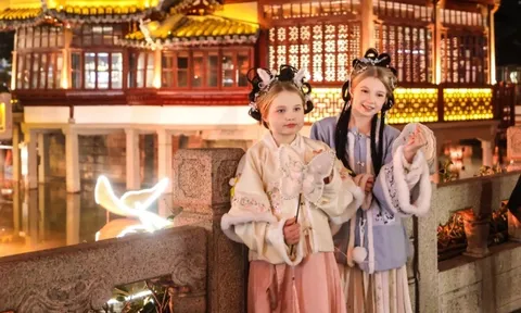 7 khách Tây rời Trung Quốc với hơn 40 vali hàng hóa