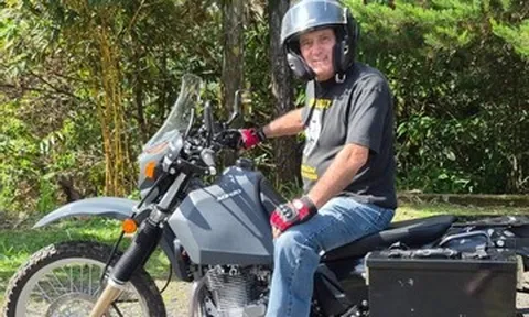 Ông lão 77 tuổi một mình đi vòng quanh thế giới bằng xe máy