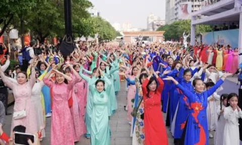 Choáng ngợp "biển Áo dài" rực rỡ ở trung tâm TP HCM