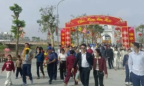 VIDEO: Hàng vạn người dân nô nức đi lễ đền ông Hoàng Mười cầu an đầu năm