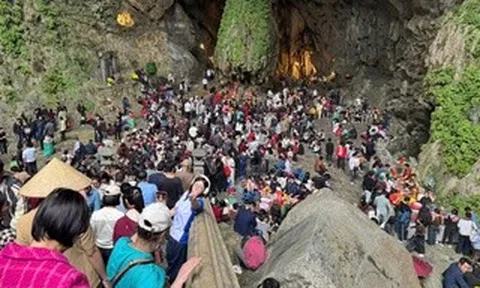 2 vạn khách du xuân, trẩy hội chùa Hương ngày mùng 2 Tết