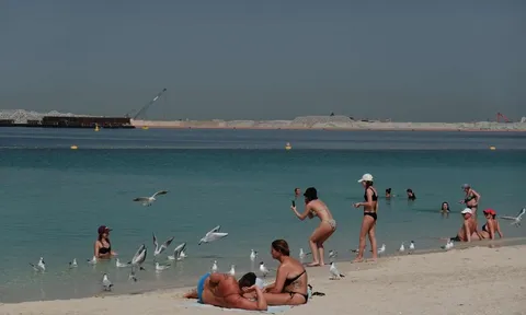 Giới siêu giàu Dubai kể phút hút shisha, ngắm hoàng hôn giữa tiếng nổ