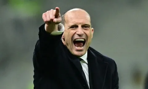 Gọi người khác 'trẻ con', Allegri quên nhìn lại mình