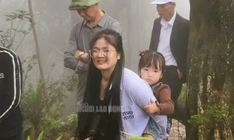 VIDEO: Người dân "đội mưa" đi quanh huyệt đạo thiêng trên đỉnh núi Nưa cầu may mắn