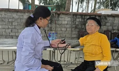 Cử tri lớn tuổi được kiểm tra sức khỏe và hỗ trợ đọc lý lịch ứng cử viên khi đi bầu cử