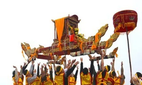 Độc đáo màn rước kiệu “bay” ở lễ hội Đền Cờn