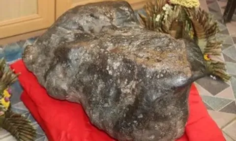 Xôn xao hòn đá hình con ếch nặng 60kg, nhiều người đến sờ... lấy may