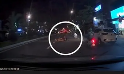 Truy tìm tài xế ô tô vượt ẩu, tông 2 người đi xe máy rồi bỏ chạy
