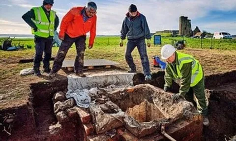 Phát hiện hầm trú ẩn hạt nhân bị lãng quên gần 60 năm dưới khuôn viên lâu đài cổ