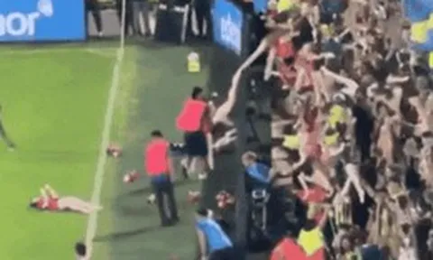 Fan quá khích có thể điên rồ tới mức này: Đem loạt búp bê "người lớn" ném rào rào xuống sân, phá hỏng trận đấu của "thiên thần" Di María