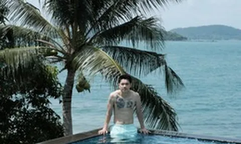 Đình Bắc khoe body 6 múi, đi đá bóng mà trắng phát sáng