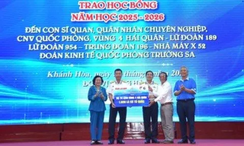 Trao 145 suất học bổng Vừ A Dính và 2.000 lá cờ Tổ quốc đến Vùng 4 Hải quân