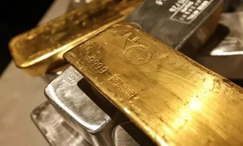 Vàng "mắc kẹt" tại Dubai, nhà buôn xả hàng