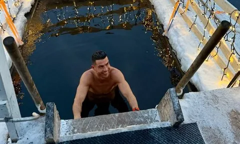 Ronaldo làm gì khi bị loại khỏi tuyển Bồ Đào Nha?