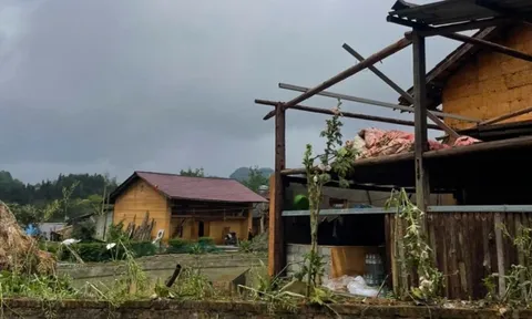 Loạt homestay Hà Giang tốc mái, sập tường do mưa đá hiếm gặp