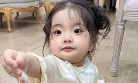 "Út cưng" Lisa nhà Khánh Thi - Phan Hiển "đốn tim" với loạt ảnh xinh yêu như búp bê