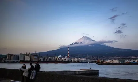 Tàu du lịch dành riêng cho khách nước ngoài ngắm núi Phú Sĩ