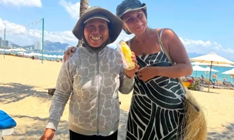 Thêm cô bán ngô ở Nha Trang 'viral' vì hát tiếng Nga điêu luyện