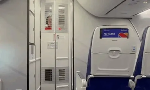 Vì sao máy bay Boeing có cánh cửa song sắt, khách gọi là 'nhà tù trên không'?
