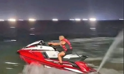 Liều lĩnh lái mô tô nước trong bãi tắm công cộng, TikToker bị mời làm việc