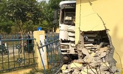 Xe đầu kéo tông sập tường rào, nhà bảo vệ trường mầm non