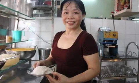 Quán xôi gần 50 năm ở TPHCM chỉ bán 2 món, chưa mở cửa đã có khách chờ