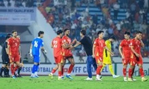 Khoảnh khắc HLV Kim Sang-sik ôm động viên từng học trò, ĐT Việt Nam chia tay nhau sau chiến thắng tưng bừng trước Malaysia