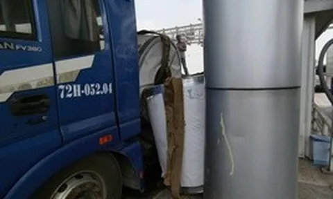 Cuộn thép lớn rơi đè cabin trạm thu phí ở TPHCM